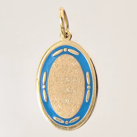 Hänge med dekor samt emaljdetaljer, 29x15mm, 18K  Vikt: 3,4 g