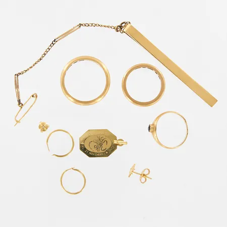 3 örhängen, 3 ringar, 1 hänge, 1 snurrebuss, 1 slipsnål med kedja i metall, 18K Vikt: 24,4 g
