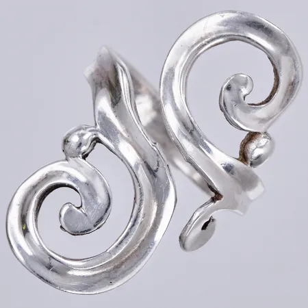 Ring stl: 15 ¾, bredd ca 3-30mm, silver Vikt: 4 g