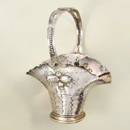 Korg med dekor samt hamrad yta, höjd ca 15cm, bruksslitage, bucklig, repig, silver 830/1000 Vikt: 72,9 g