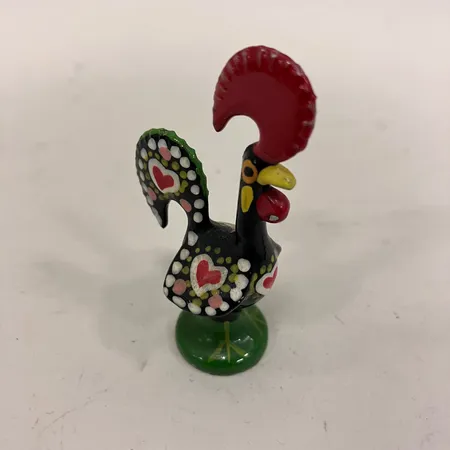 Figurin, tupp, Galo de Barcelos, emaljerad metall, höjd ca 7,2cm, färgflagningar,  Vikt: 0 g