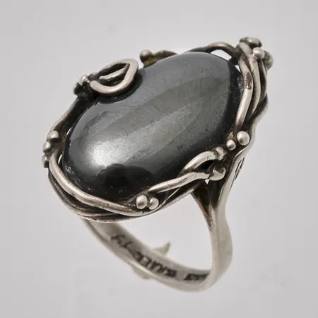 Ring i silver, stl 18¾, bredd 3,2-30mm, 1st Hematit, mått 14x23mm, 925/1000, tillverkad i Israel, vikt 12,5g.