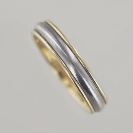 Ring, Ø 20¼ mm, bredd 4,5 mm, graverad, 18K Vikt: 6,3 g