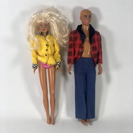 2 Dockor, Barbie och Ken, 1980-tal (omärkt) respektive märkt Mattel 1968, höjd ca 30 cm Vikt: 0 g Skickas med paket.