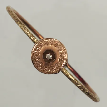 Armring, med medaljong, diamant ca0,05ct äldre slipning, innermått 19cm, bredd 2,5-16,9mm, 14K  Vikt: 18,9 g