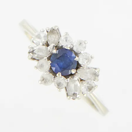 Ring med stenar, vitguld, stl 18, bredd framtill ca 9mm, 14K Vikt: 3,2 g