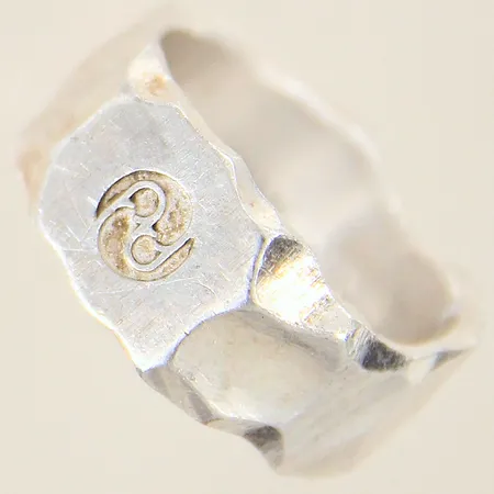 Ring med dekor, stl 20, bredd 9-11mm, silver 925/1000 Vikt: 15,2 g