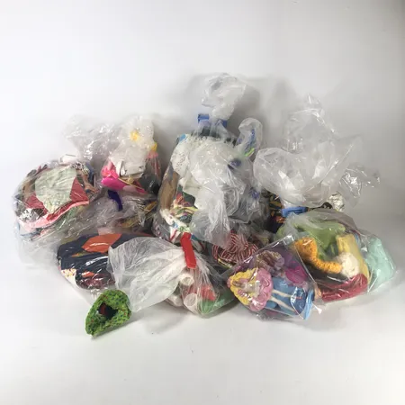 Stort parti med stor andel Barbiekläder och accessoarer, mestadels 1960-70-tal, ej genomgånget, allt är inte Barbie-fabrikat Skickas med paket.