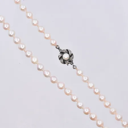 Pärlcollier med silver lås, längd 47,5 cm, pärlornas Ø6 mm, etui medföljer, 830/1000. Vikt: 0 g