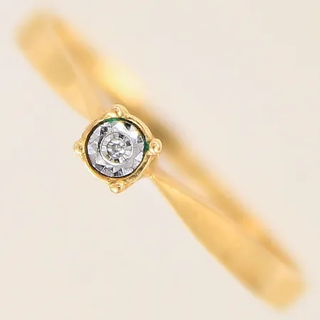Ring med diamant ca 0,005ct, stl 18¼, bredd 1,5-3,5mm, något bucklig skena, 18K  Vikt: 1,8 g