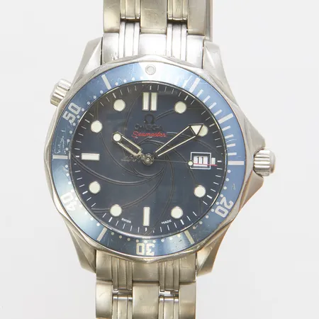 Herrur Omega Seamaster Professional "James Bond Casino Royale" stål, automatisk, 41,5mm, ref: 22268000, snr: 81723984, Cal. 2500, safirglas, datum, repig blekt dykring, heliumventil, stållänk, viklås med dykförlängning, manual, servicedelar, chronometercertifikat, pictogramkort, certifikat daterat 8/2-07 Norge, Nymans ur service kvitto 2017, box, ytterkartong, går ca -10 sec/dygn. 