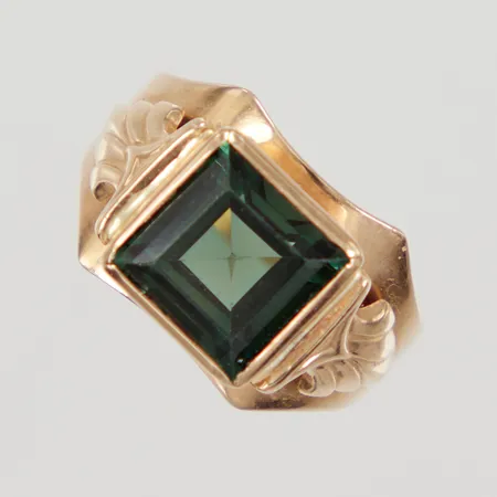 Ring med grön sten, stl 15½, bredd 2-10,7mm, nagg, Ljungström Guldvarufabrik år 1957, 18K,  Vikt: 2,9 g