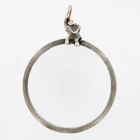 Hänge med förstoringsglas, Ole Lynggaard, elefant med diamant 0,01ct, ca 56mm, med etui, 925/1000 Silver  Vikt: 12,2 g