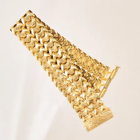 Armband med dekor, längd ca 19,5cm, bredd 22mm, något bucklig, minst 18K Vikt: 25,9 g