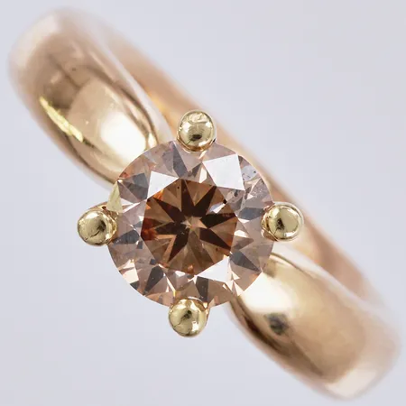 Ring med diamant ca 1 x 1,83ct enligt gravyr, brun/Si, stl: ca 17½, bredd: ca 4-8mm, LYXXA, 18K Vikt: 13,3 g