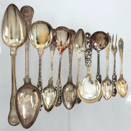 Elva skedar i olika modeller, längd 11-22cm, 1 plockgaffel, längd 11cm, silver Vikt: 301,1 g