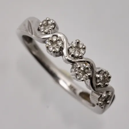 Ring i 18K vitguld, stl 18, bredd 2-5,1mm, 36st små vita stenar, tillverkad av Guldfynd, vikt 3,95g.