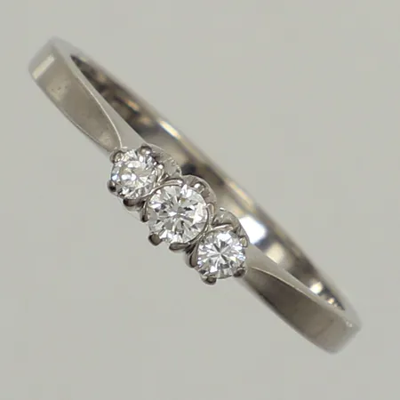 Ring diamanter 0,15ct enligt gravyr, stl 17¼, bredd 3,6mm, vitguld, 18K  Vikt: 2,6 g