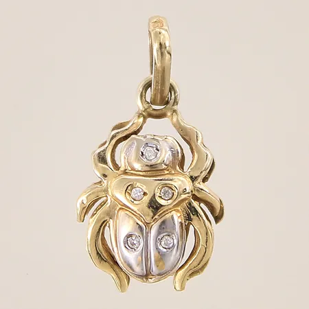 Hänge, skarabé, med diamanter 5 x ca 0,005ct, 23x12mm, delvis vitguld, 18K  Vikt: 2,4 g