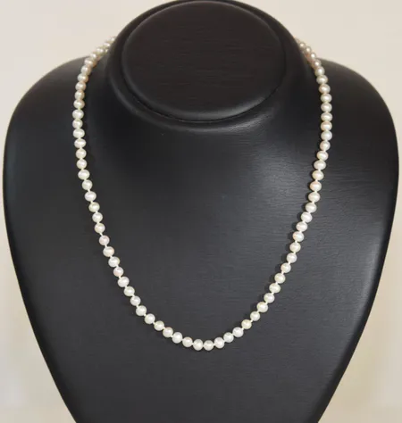 Pärlhalsband sötvattenpärlor ej runda men fin lyster, längd 48 cm bredd 5,40 mm Vikt: 0 g