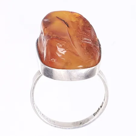 Ring med bärnsten, stl 19¾, bredd 2-25mm, silver 925/1000 Vikt: 7 g