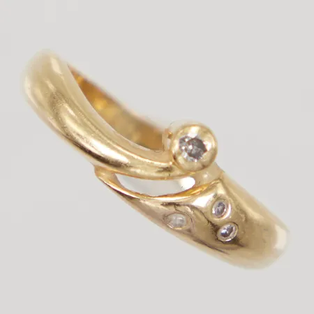 Ring med diamanter ca 1 x 0,02ct, 3 x 0,01ct, stl 18¼, bredd 2,2-7mm, 18K,  Vikt: 2,6 g