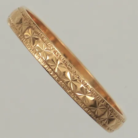 Ring, mönsterdekor, stl 19¼, bredd 3,1mm, gravyr, 18K  Vikt: 2,3 g