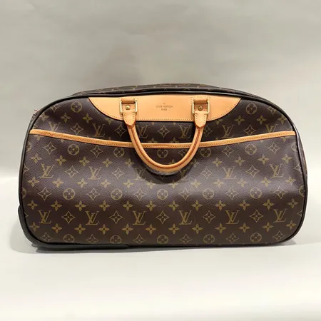 Res/Duffelväska med hjul, Louis Vuitton, Eole 50, Monogram canvas, år 2008, datumkod: FL0088, monogramcanvas med detaljer i naturfärgat läder, fodring i textil, invändigt med två mindre fickor, utsidan med fack med dragkedja, beslag i gulmetall, mått ca 50x30x14cm, plastdetaljer med repor, smärre ytslitage, mindre fläckar samt repor på läder, kopia på utlämningskvitto samt tag från Stockholms Auktionsverk, inga övriga tillbehör Skickas med postpaket.