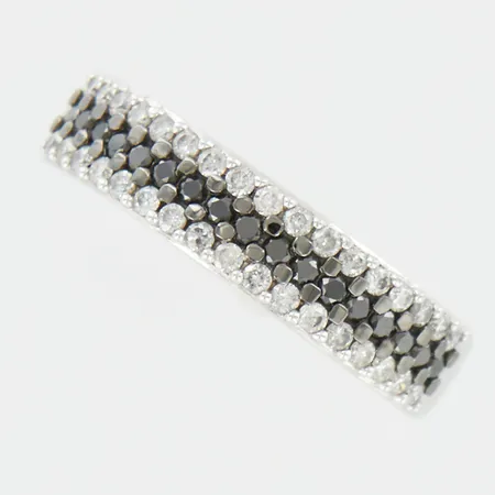 Ring vitguld med med diamanter, delvis svarta, 0,48ctv, stl 17¼, bredd ca 5mm, GHA, 18K Vikt: 3,8 g