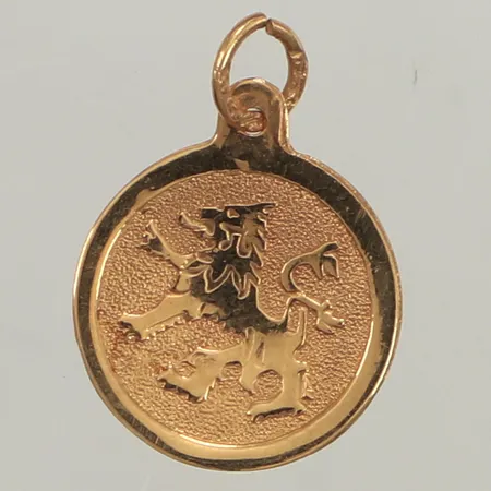 Hänge, längd ca 17mm inkl ögla, bredd 12,5mm, 18K Vikt: 0,6 g