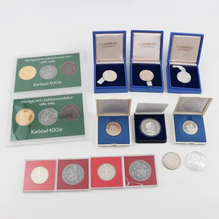 Mynt Silver, Wermlandsbanken 5 st 18.4 gram/st, Mynt 1 dollar Elisabet II 31.3 gram, Kungariket Sverige 25 gram, 50 kronor 3 st 1975-76, vikt 26.9 gram/st, Hertig Carls Daler 8 st 29.8 gram/st. Vikt: 0 g