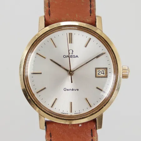 Herrur Omega Genève, guld på stål, Ø 35,5 mm, manuell, plexiglas, repig/ristad bakboett, läderarmband slitet, servicebehov, byter ej datumet helt ut, etui
