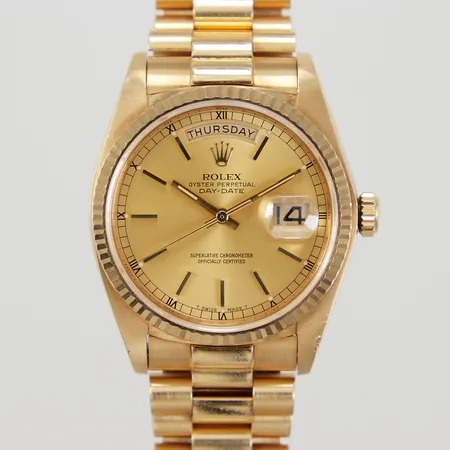 Herrur Rolex Day-Date 18K, automatisk, dag/datum, safirglas, Ø 36mm, ref: 18038, serienummer: 7554895, ca 1982, Cal 3055, boettnr: 18000, verknummer: 0712946, presidentlänk med viklås, 8385, total längd ca 17cm, nagg i kanten av glaset, repor/hack i boetten, buckla på boettlocket, servicebehov/trög uppdragning, bruttovikt: 128,7gr, inga tillbehör Vikt: 0 g