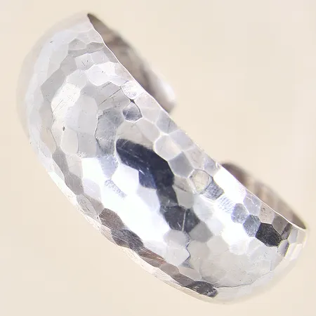 Armring med hamrad dekor, Ø55,4mm, bredd: 10,2-21mm, justerbar, GFAB, silver 925/1000 Vikt: 23,5 g
