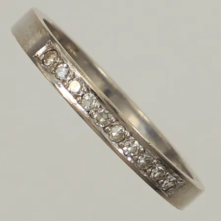 Ring diamanter 10x ca 0,01ct, stl 17¼, bredd 2,5mm, vitguld, 18K Vikt: 2,7 g