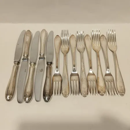 Åtta matgafflar, längd 18cm, fem matknivar, längd 20cm, blad i rostfritt stål, modell Vasa, GAB, silver bruttovikt: 663,6g Vikt: 663,6 g