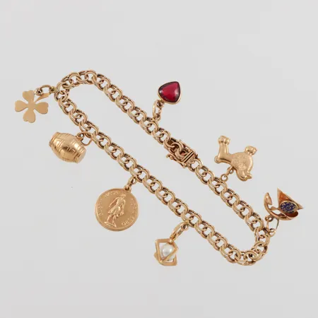 Armband Bismarck med 7 st berlocker varav några med pärlor/stenar, längd ca 19 cm, bredd 5 mm, 18k. Vikt: 15,8 g