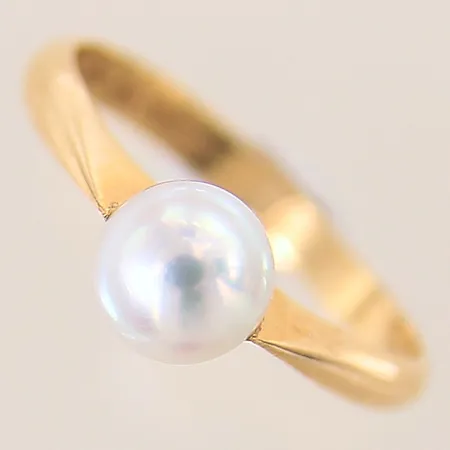 Ring med odlad pärla, stl 16¾, bredd 2-6mm, limrester, 18K  Vikt: 2,3 g