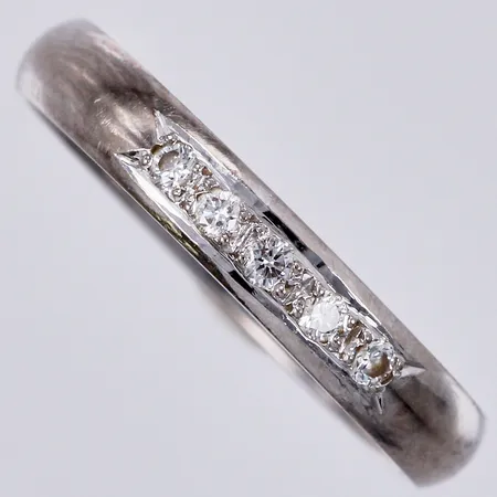 Ring med diamanter 0,10ctv enligt gravyr, Hagman A Guldsmed AB 1998, stl: 17½, bredd: ca 2mm, 18K Vikt: 3,2 g