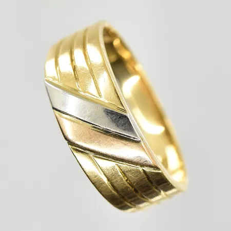 Ring, stl 19¾, bredd 3-8 mm, gul/vit/rödguld, 18K. Vikt: 5,7 g