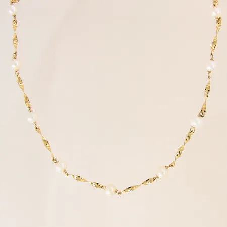 Collier med odlade pärlor, längd 48,5cm, bredd 6mm, något bucklig, 18K  Vikt: 9,9 g