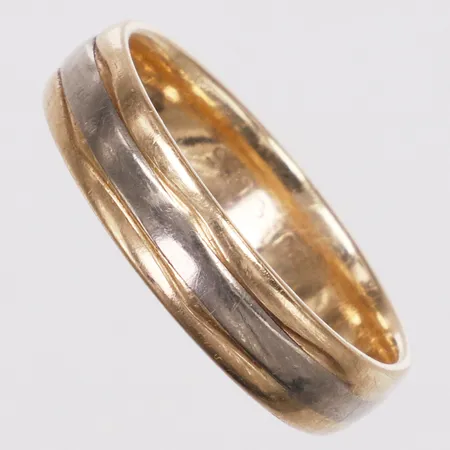 Ring, tvåfärgad, stl 19, bredd 5mm, Schalin, gravyr, repor, 14K  Vikt: 4,9 g