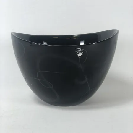 Skål, Ingegerd Råman, Orrefors, "Slowfox", svartröd glasmassa med etsad dekor, etsad stämpel Orrefors, höjd 10, längd 15,5cm Skickas med postpaket.