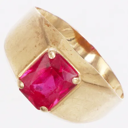 Ring, röd sten, stl 19½, bredd 2,4-9,4mm, skev, 18K Vikt: 1,7 g