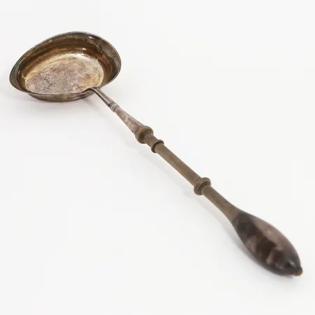 Soppslev med trähandtag, längd: 38cm, Bernt Erlandsson Göteborg år 1868, avbruten träknopp vid ände, silver 830/1000, bruttovikt: 109,1 gram Vikt: 0 g