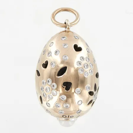 Hänge, "Lace", av Charlotte Lynggaard för Ole Lynggaard, äggformat med diamanter 0,58ct och en cabochonslipad månsten, ca 30mm,  behov av omrodiering, med etui, 18K Vikt: 7,6 g