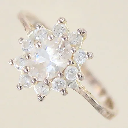 Ring med vita stenar, stl 18, bredd 2-12mm, något bucklig, silver 925/1000 Vikt: 2,1 g