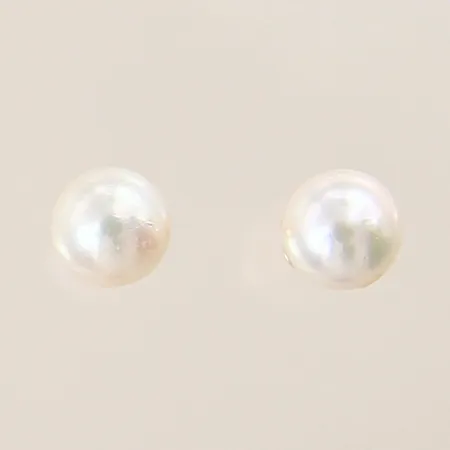 Ett par örhängen med odlade pärlor, Ø6mm, pärlor med slitage, 18K  Vikt: 1,3 g