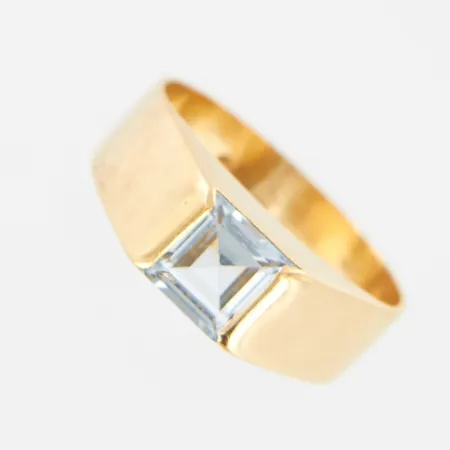 Ring med blå sten, stl 14, bredd 5mm, 18K Vikt: 2,2 g