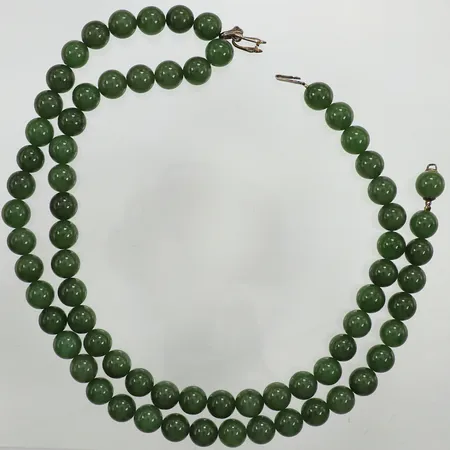 Collier med gröna stenar, möjligen jade, längd 71cm, Ø10mm, integrerat silverhänge del saknas, trasigt silverlås S925, garantihäfte från Bra Köp, fodral. 